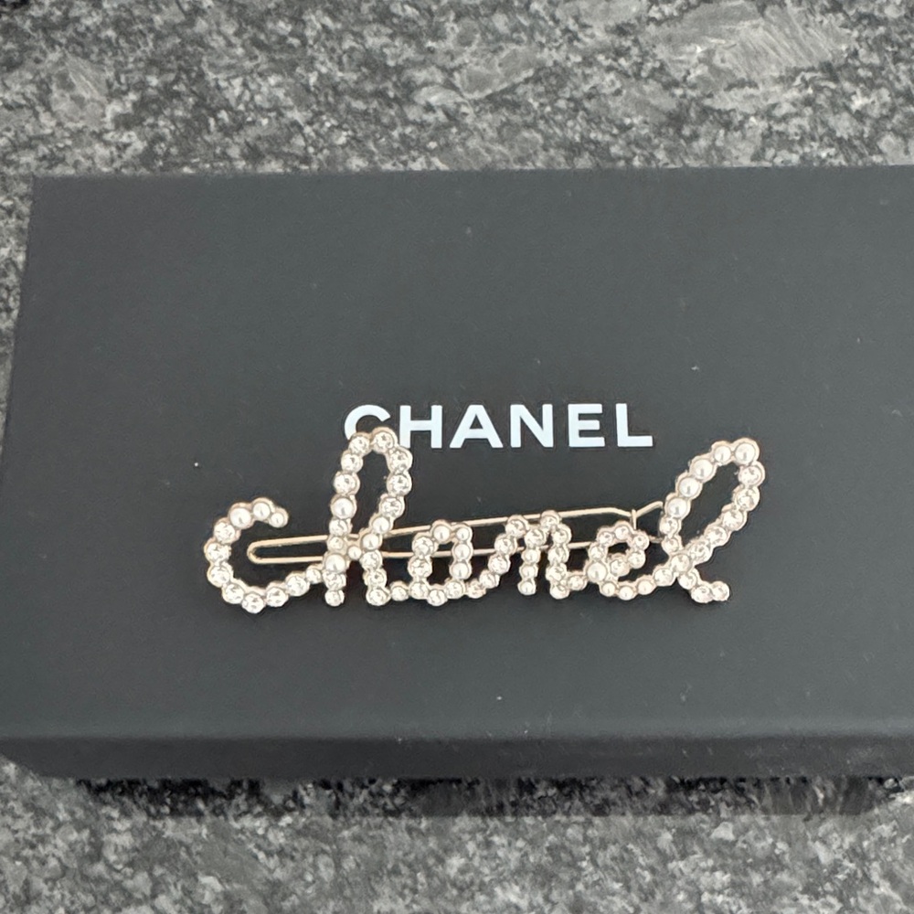 CHANEL Pearl Hair Clip - Gold